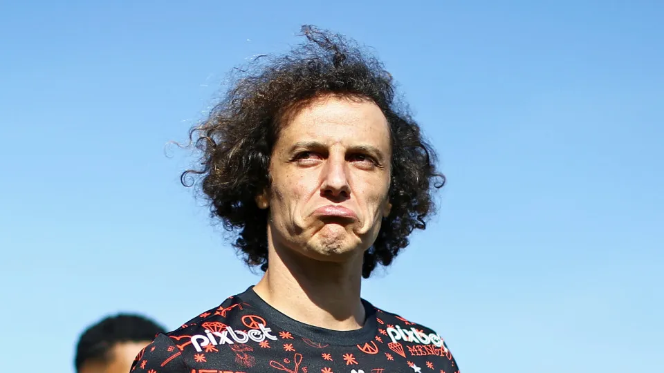 Mulher denuncia David Luiz e consegue medida protetiva contra o jogador