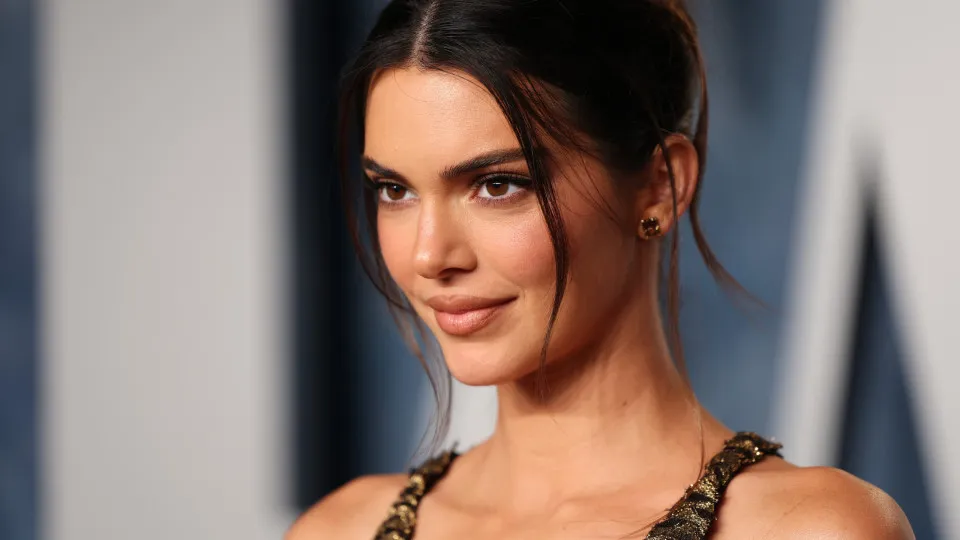 Mulheres famosas que se parecem muito com homososos