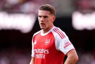 Neville e Carragher divergem ao vivo sobre uso de Gyokeres no Arsenal