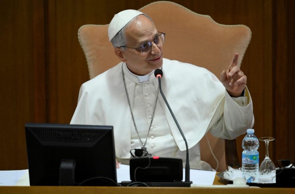 Papa Leão XIV em livro, através dos primeiros discursos do pontificado