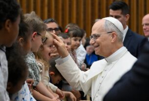 Papa amplia proteções e direitos dos pais que trabalham no Vaticano