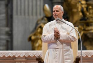 Papa ao encontro da amizade em Rimini, na Itália: a idolatria do lucro compromete a paz