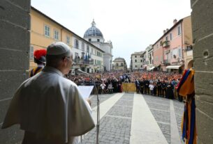 Papa: com Maria, Deus socorre os filhos diante da violência cada vez mais surda