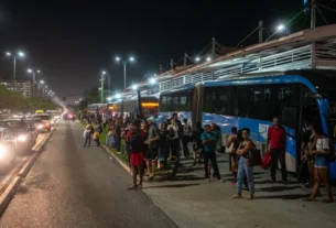 Passageiros do Rio enfrentam superlotação e insegurança no transporte
