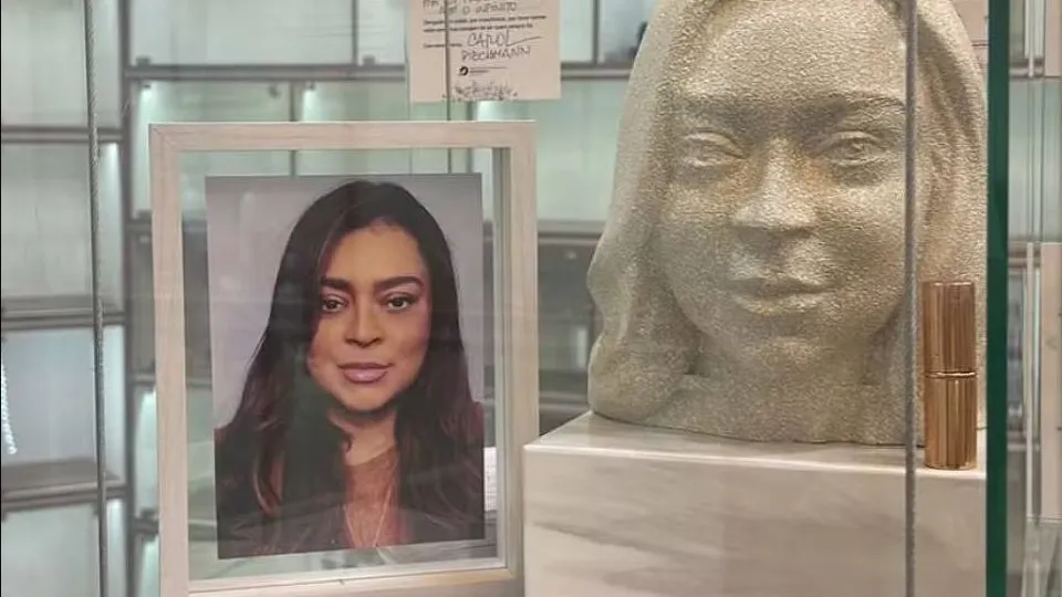 Preta Gil Ganha Busto realista em Cemitírio No Rio