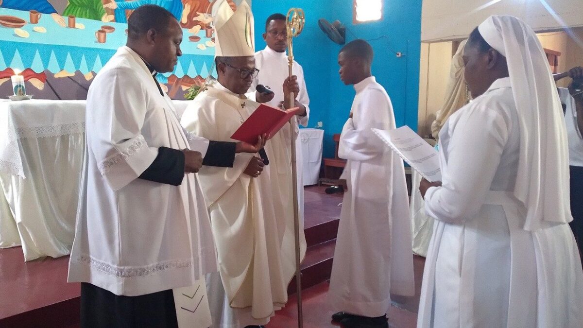 Profissão perpétua de Irmã Ana Mutita, arcebispo Dom Inácio apela à santidade