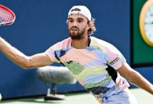 O sérvio Novak Djokovic após a vitória sobre o americano Learner Tien (Foto: CHARLY TRIBALLEAU / AFP)