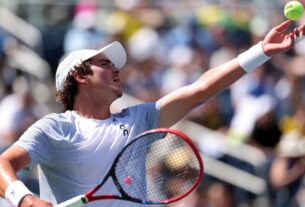 O italiano Jannik Sinner na vitória sobre o tcheco Jiri Lehecka em Roland Garros (Foto: JULIEN DE ROSA / AFP)