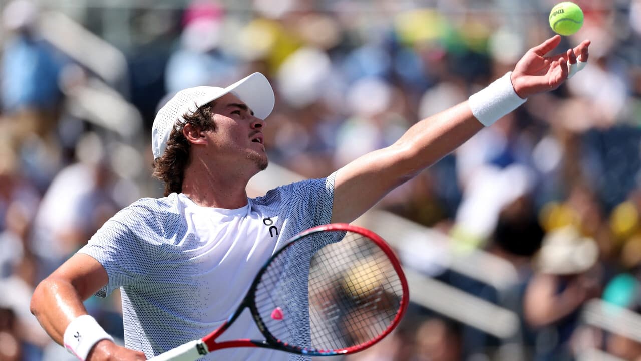 O italiano Jannik Sinner na vitória sobre o tcheco Jiri Lehecka em Roland Garros (Foto: JULIEN DE ROSA / AFP)