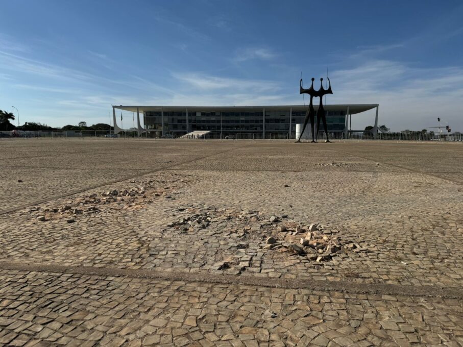 Restauração da Praça dos Três Poderes deve custar R$ 29,1 milhões e começar este ano; veja como ela está agora