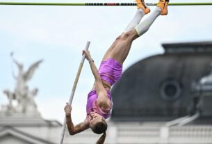 O sueco Armand Duplantis bate, mais uma vez, o recorde mundial do salto com vara (Foto: Attila KISBENEDEK / AFP)