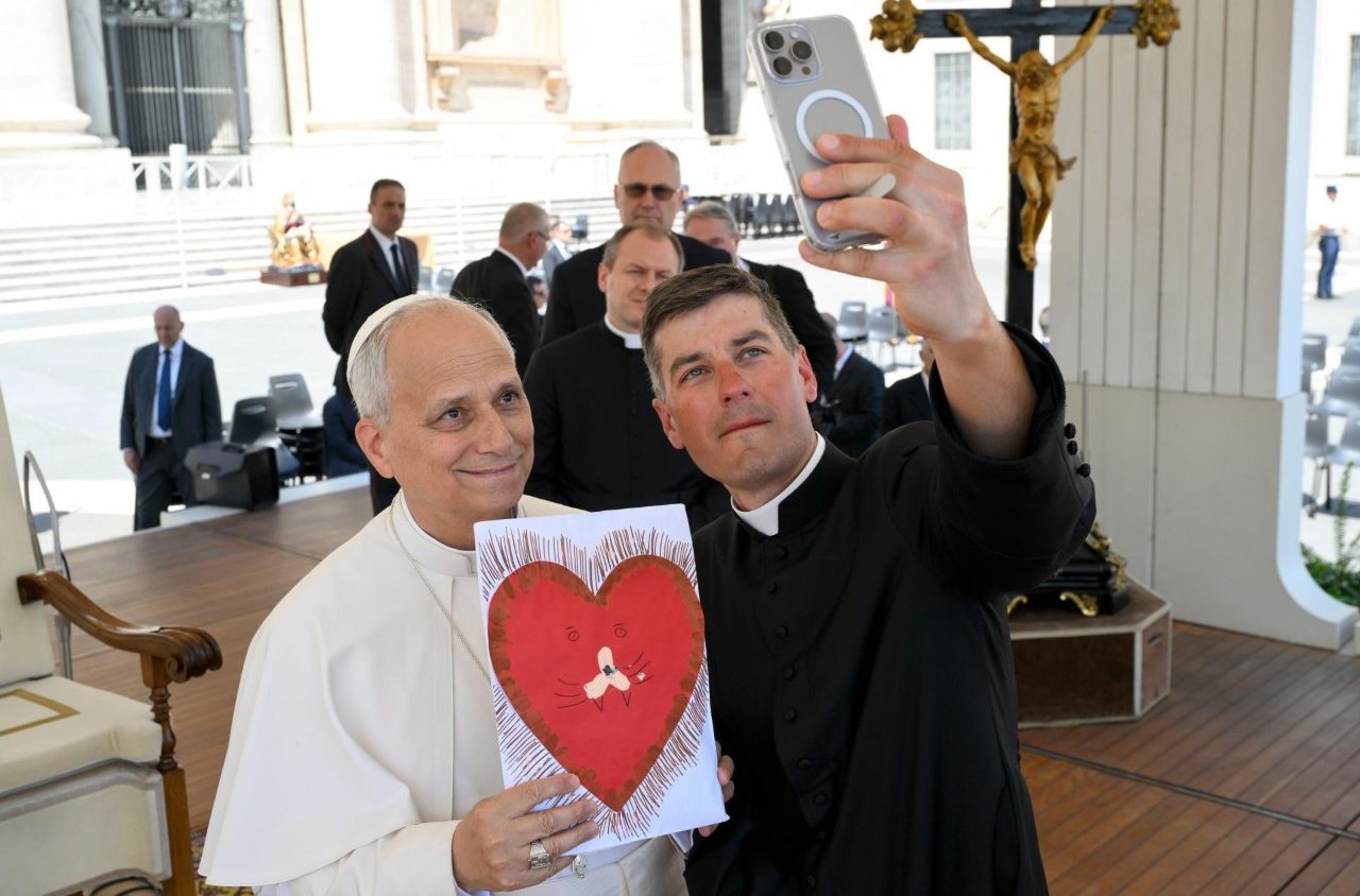 Sacerdote alemão pedala até Roma para entregar a Leão XIV cartas de crianças doentes