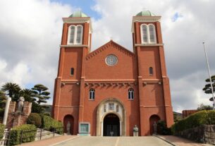 Sino destruído por bomba atômica em Nagasaki volta a tocar para invocar a paz