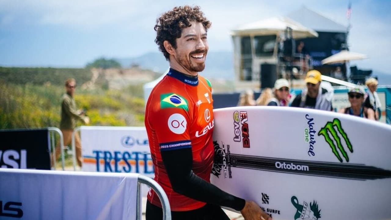 Pedro Scooby em ação no Itacoatiara Big Wave de 2025 (Foto: Pablo PORCIUNCULA / AFP)