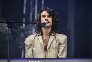 Zé Ibarra reflete sobre o mal estar contemporâneo com a própria imagem em disco