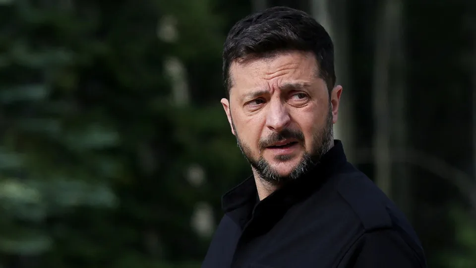 Zelensky diz trabalhar com a UE um novo pacote de sanções contra a Rússia