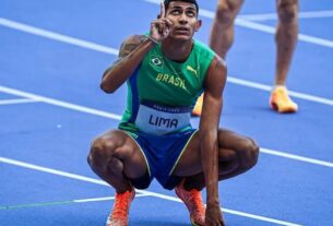 O sueco Armand Duplantis bate, mais uma vez, o recorde mundial do salto com vara (Foto: Attila KISBENEDEK / AFP)