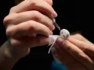 4 passos para conseguir limpar (de forma eficaz) os seus AirPods