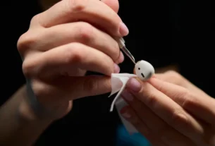 4 passos para conseguir limpar (de forma eficaz) os seus AirPods