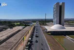 7 de Setembro: desfile em Brasília tem bandeirão, exibições militares e mensagem sobre COP e soberania; veja imagens