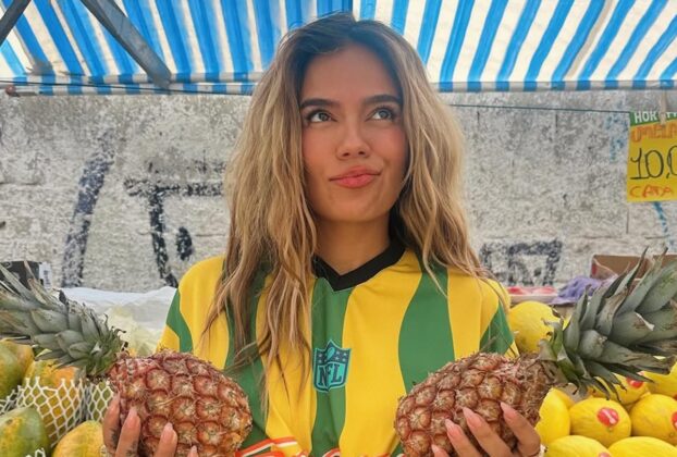 ANTES DE MOSTRAR EM JOGO DA NFL, KAROL G VISISA FAVELA EM SP E POSTA 'TEXTão' Emotivo