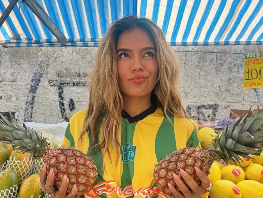 ANTES DE MOSTRAR EM JOGO DA NFL, KAROL G VISISA FAVELA EM SP E POSTA 'TEXTão' Emotivo