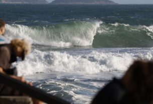Adolescente que desapareceu com namorada no mar é encontrado
