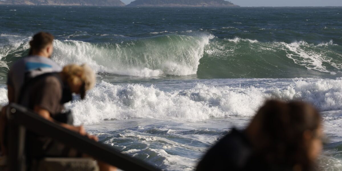 Adolescente que desapareceu com namorada no mar é encontrado