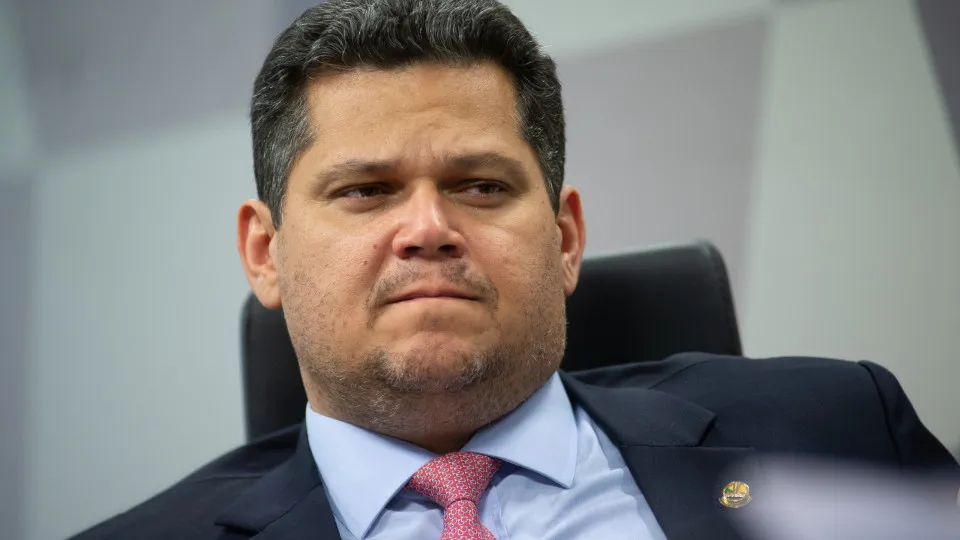 Alcolumbre rejeita anistia para Bolsonaro e diz que votará texto alternativo