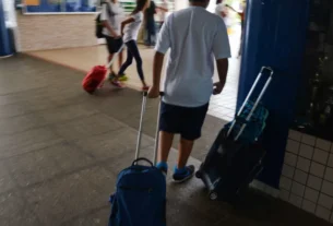Alunos agora sem celular na escola voltam a brincar no intervalo e a ler no papel