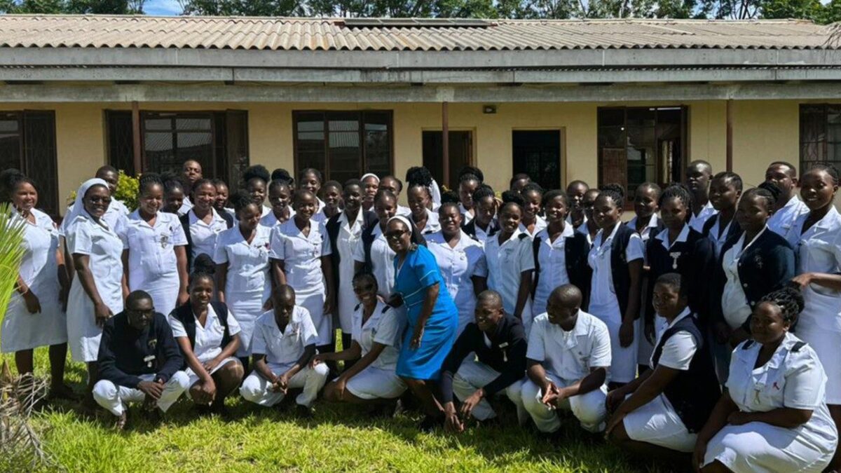 As dominicanas do Zimbábue formam jovens para trabalhar como enfermeiros no país