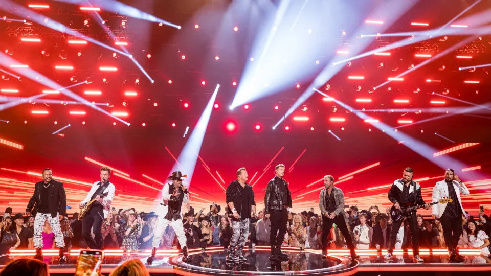 Backstreet Boys, não a cidade, Abraça Cafonice e viaja para tempos mais simples