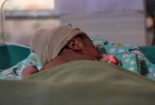 Bebê é abandonado com pedra dentro da boca e cola nos lábios