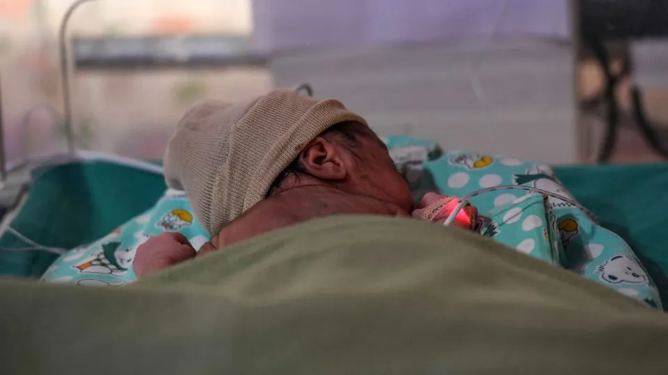 Bebê é abandonado com pedra dentro da boca e cola nos lábios