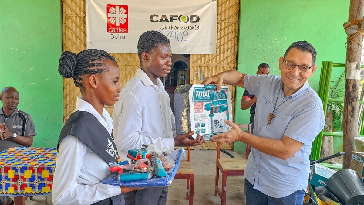 Beira - Caritas Diocesana proporciona kits de auto-emprego a jovens