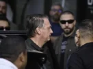 Bolsonaro deixa prisão domiciliar com forte escolta policial para fazer exames