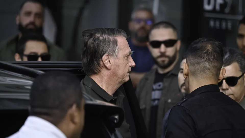 Bolsonaro deixa prisão domiciliar com forte escolta policial para fazer exames