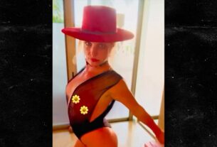Britney Spears bate, dança em pura roupa