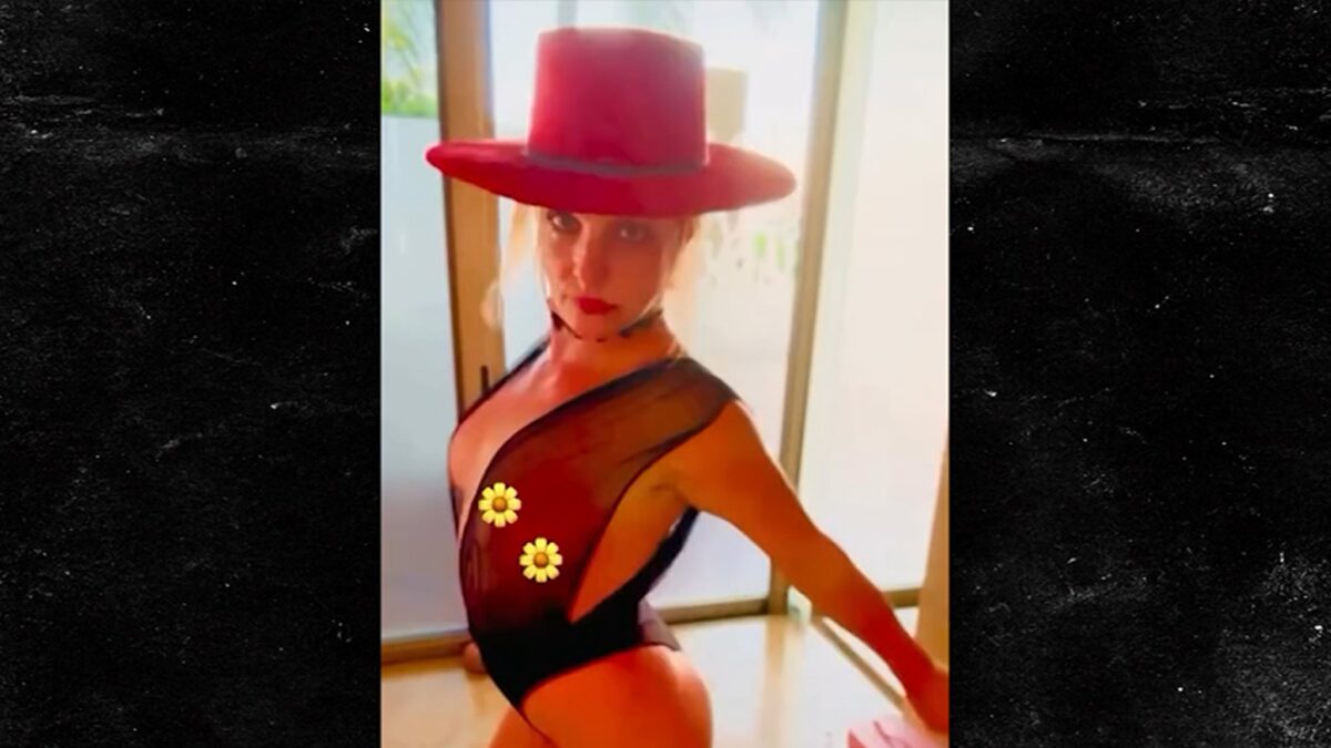 Britney Spears bate, dança em pura roupa