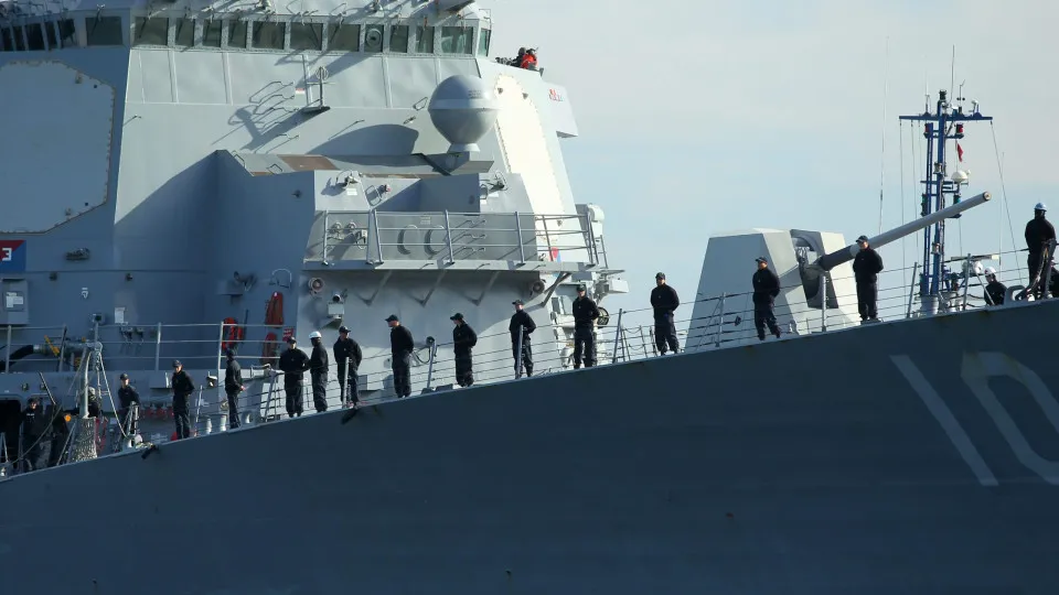 Caças venezuelanos sobrevoam navio americano no Caribe
