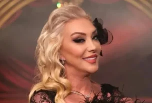 Cantora Turca Desenca do Sexo.