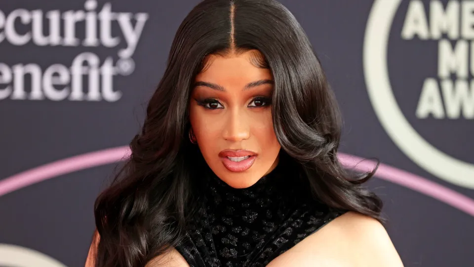 Cardi b é considerava inocente de agressão, cochila em tribunal e atira caneta em repórrter