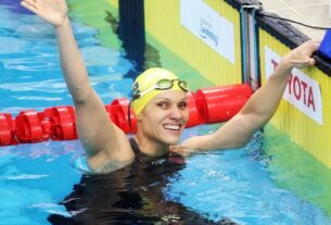 Carol Santiago é tricampeã mundial dos 100m costas em Singapura