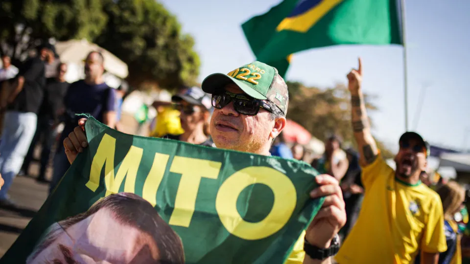 Concentração de ato bolsonarista em Copacabana tem bandeiras dos EUA e faixas contra STF