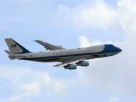 Controle aéreo obriga voo se afastar do Air Force One: "Prestam atenção!"