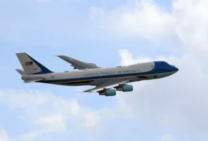 Controle aéreo obriga voo se afastar do Air Force One: "Prestam atenção!"