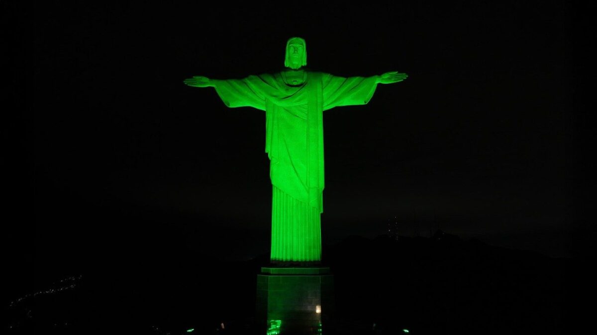 Cristo Redentor iluminado nos 40 anos do Regnum Christi no Brasil