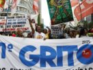 Desfile e protesto tomam as ruas do centro do Rio de Janeiro