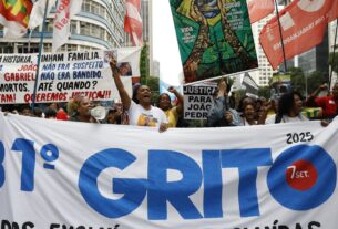Desfile e protesto tomam as ruas do centro do Rio de Janeiro