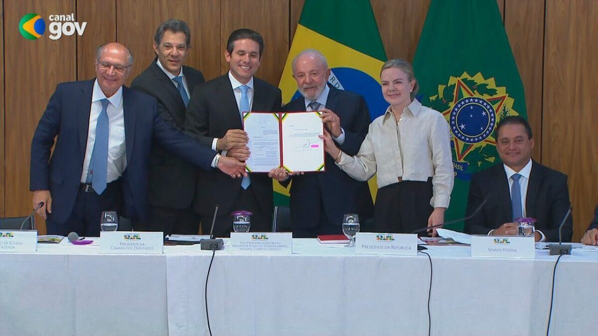 Disputa eleitoral de Renan e Lira alcança isenção do IR para até R$ 5 mil e senador deve apresentar projeto